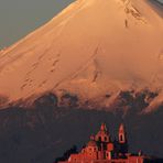 Sonnenaufgang in Mexiko: Die Kirche Santa Maria de los Remedios am Fusse des Popocatépetl (5.286m)