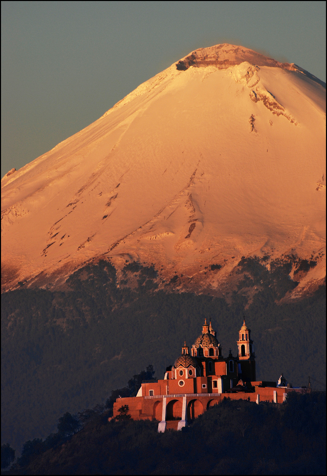 Sonnenaufgang in Mexiko: Die Kirche Santa Maria de los Remedios am Fusse des Popocatépetl (5.286m)..