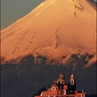 Sonnenaufgang in Mexiko: Die Kirche Santa Maria de los Remedios am Fusse des Popocatépetl (5.286m)..