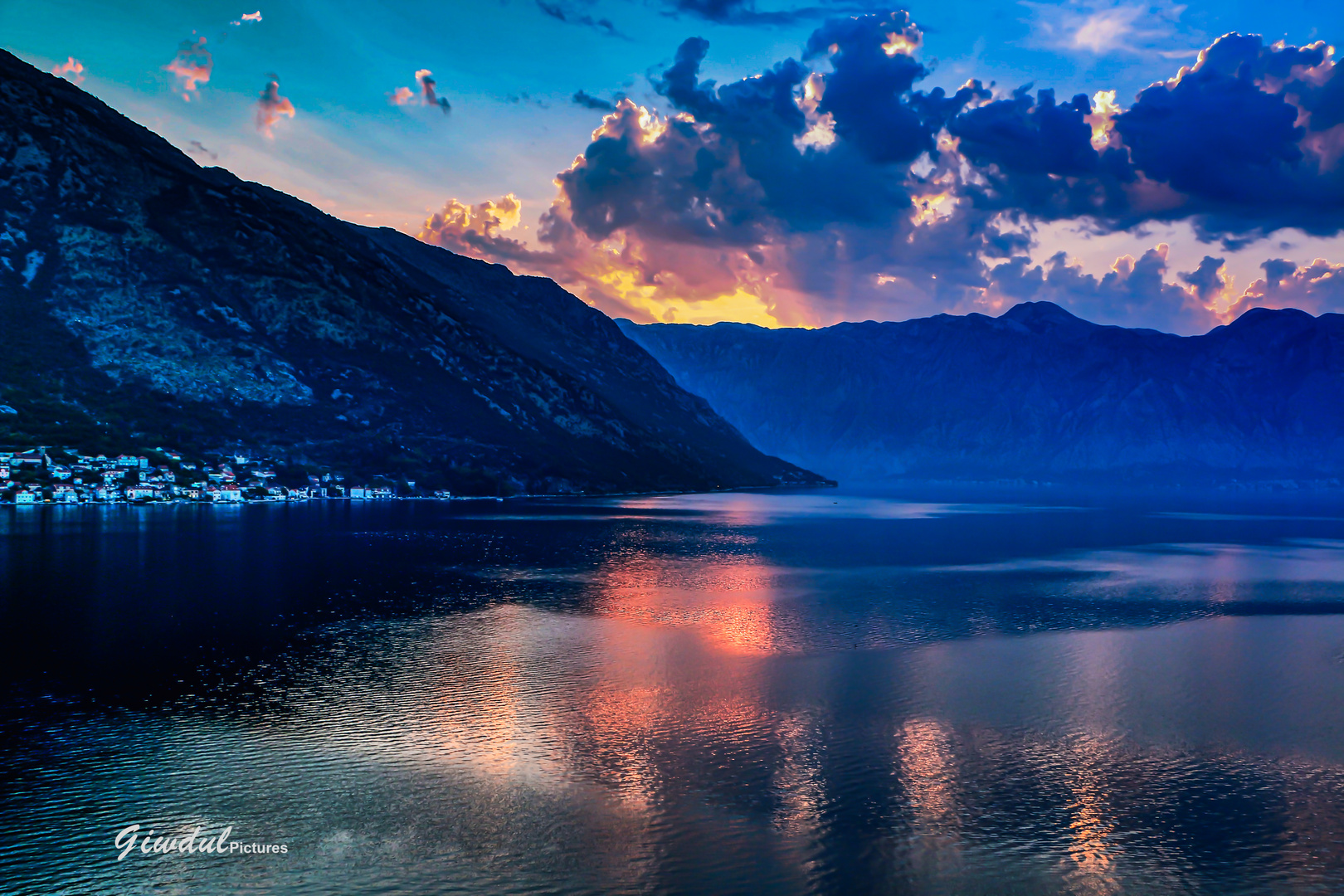 "Sonnenaufgang in Montenegro"