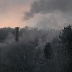 Sonnenaufgang in Rauch und Nebel
