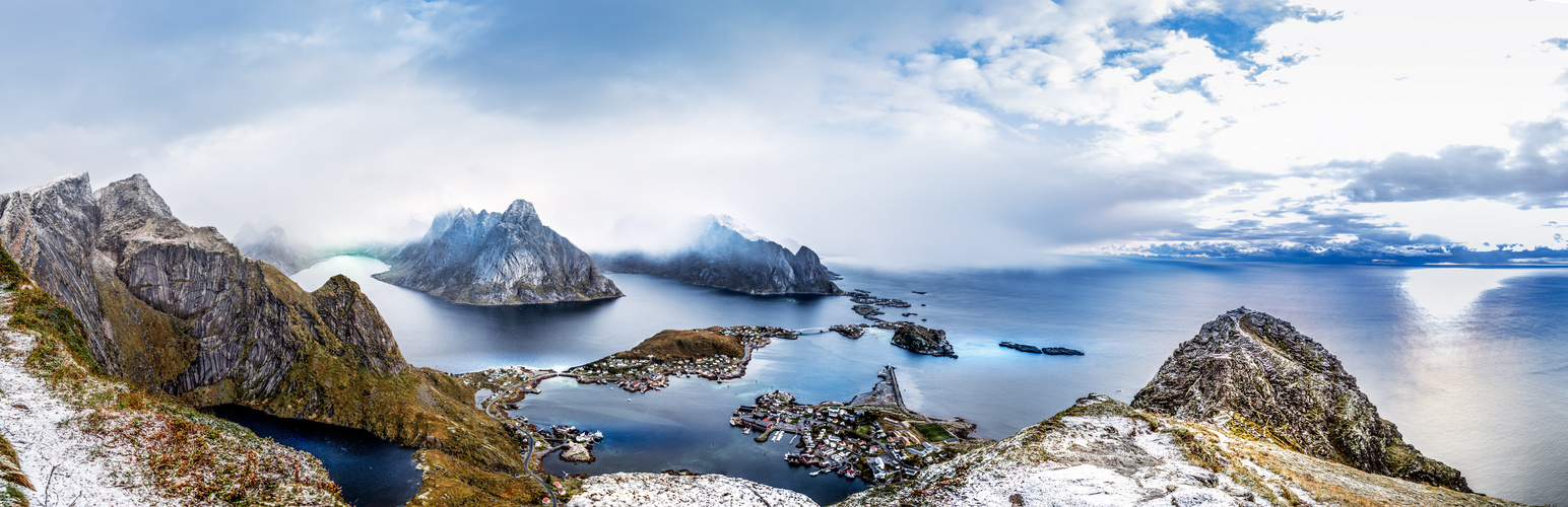 Sonnenaufgang in Reine auf den Lofoten