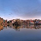 Sonnenaufgang in Ronneburg mit Lichtspiegelung im Baderteich