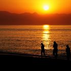 Sonnenaufgang in Torremolinos mit Menschen am Strand