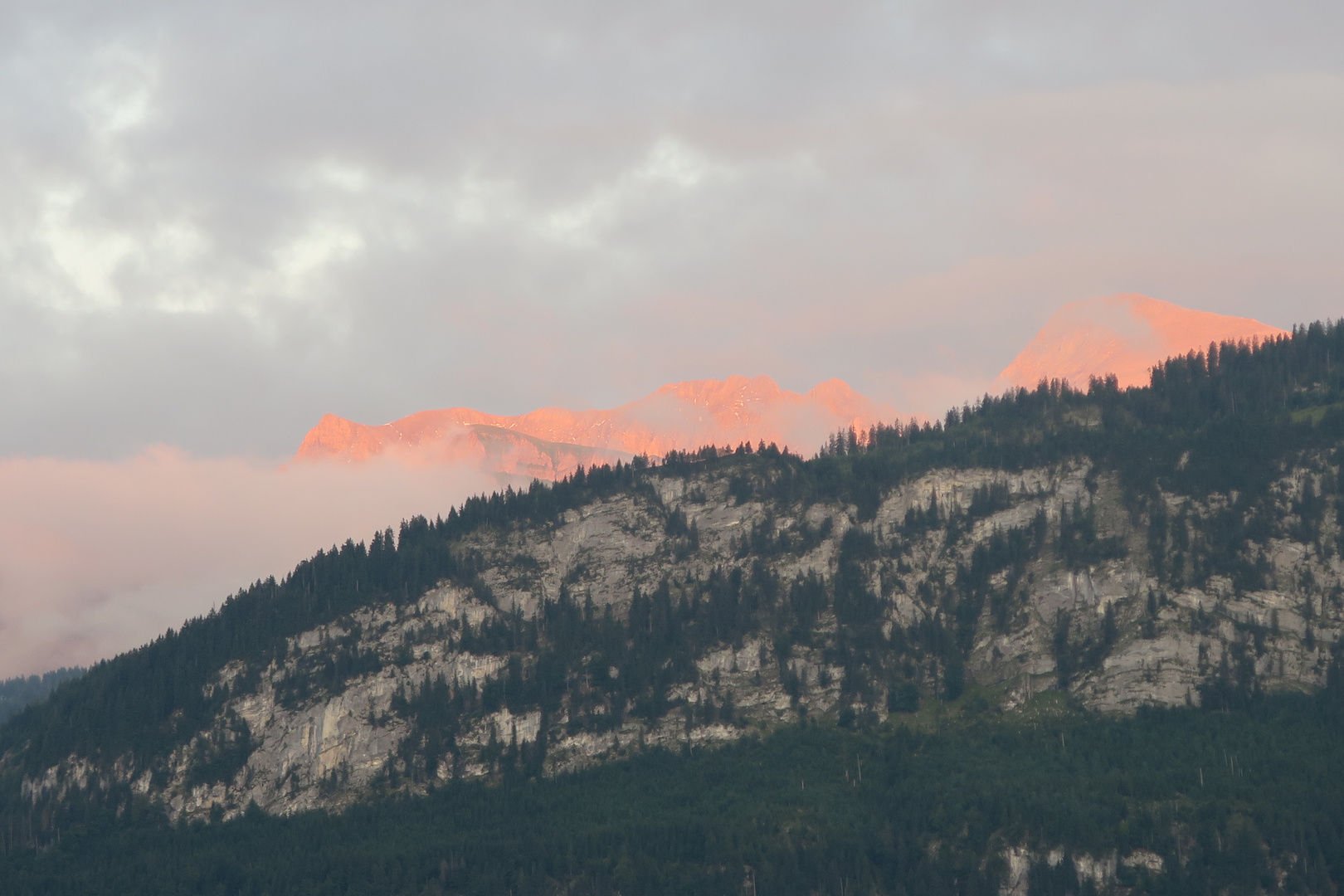 Sonnenaufgang irgendwo im Berner Oberland