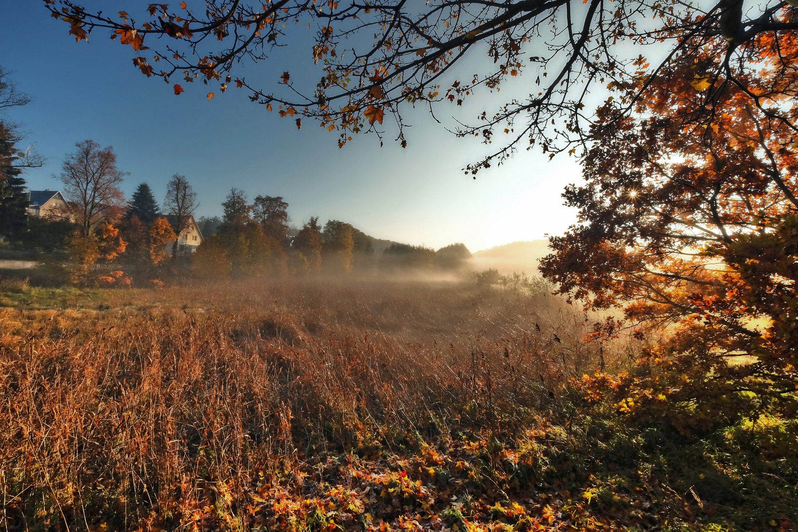 Sonnenaufgang mit abziehendem Nebel