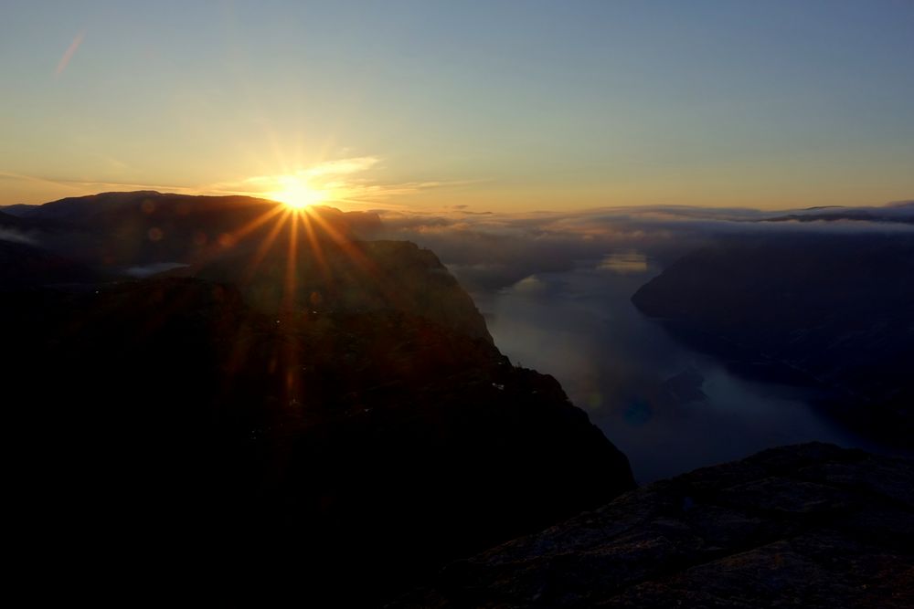 Sonnenaufgang mit Blick vom Preikestolen in den Fjord