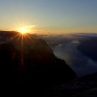 Sonnenaufgang mit Blick vom Preikestolen in den Fjord