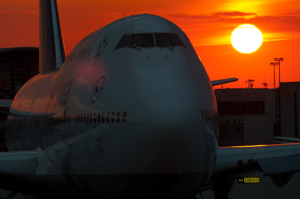 Sonnenaufgang mit Boeing 747-400