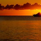 Sonnenaufgang mit brennendem Himmel und Boot