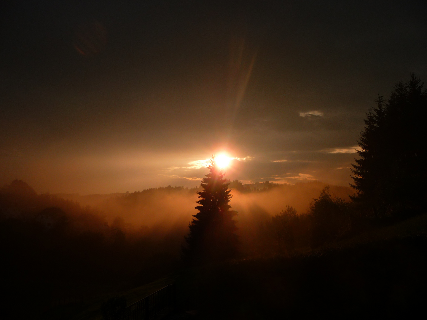 Sonnenaufgang mit darunterliegendem, vernebeltem Tal