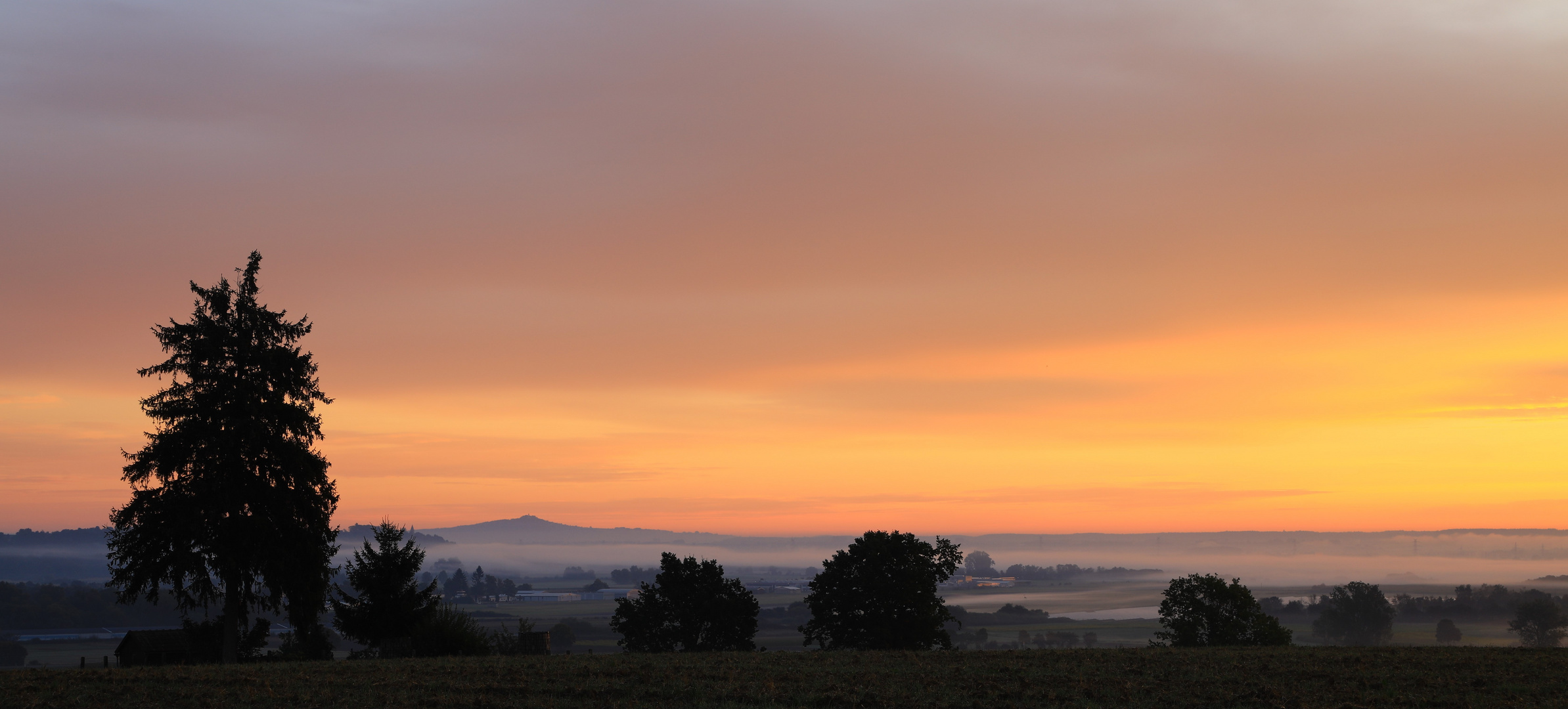 Sonnenaufgang mit dem Bussen im Hintergrund