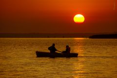 Sonnenaufgang mit einem Boot, Balaton