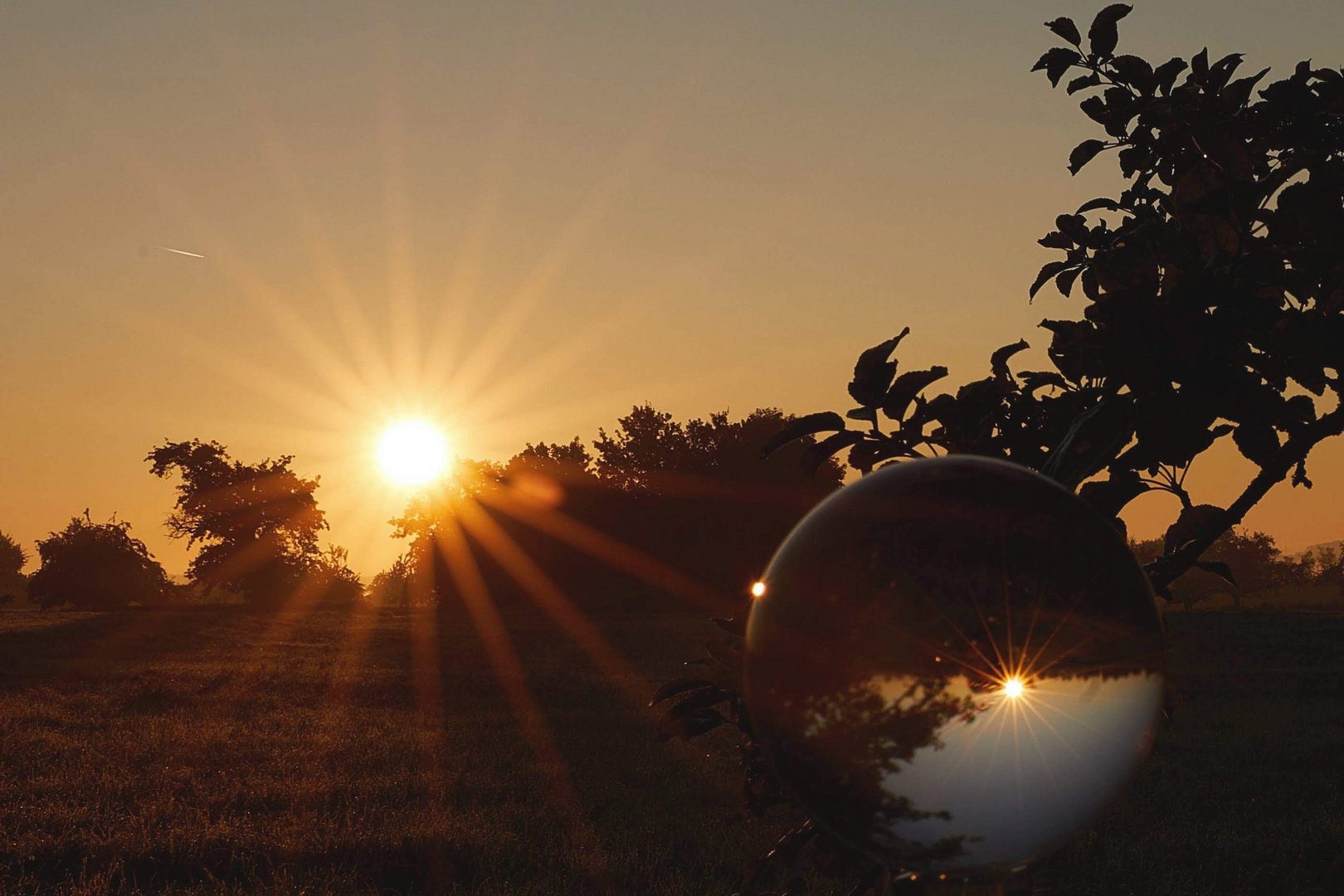  Sonnenaufgang mit einer Glaskugel