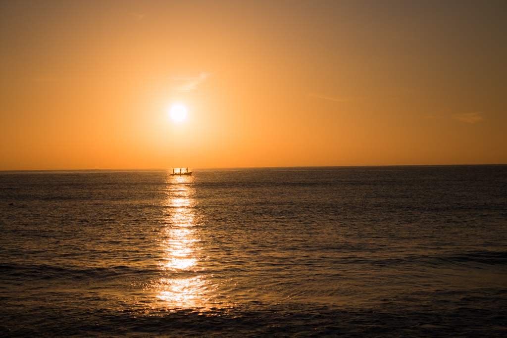 Sonnenaufgang mit Fischerboot 1