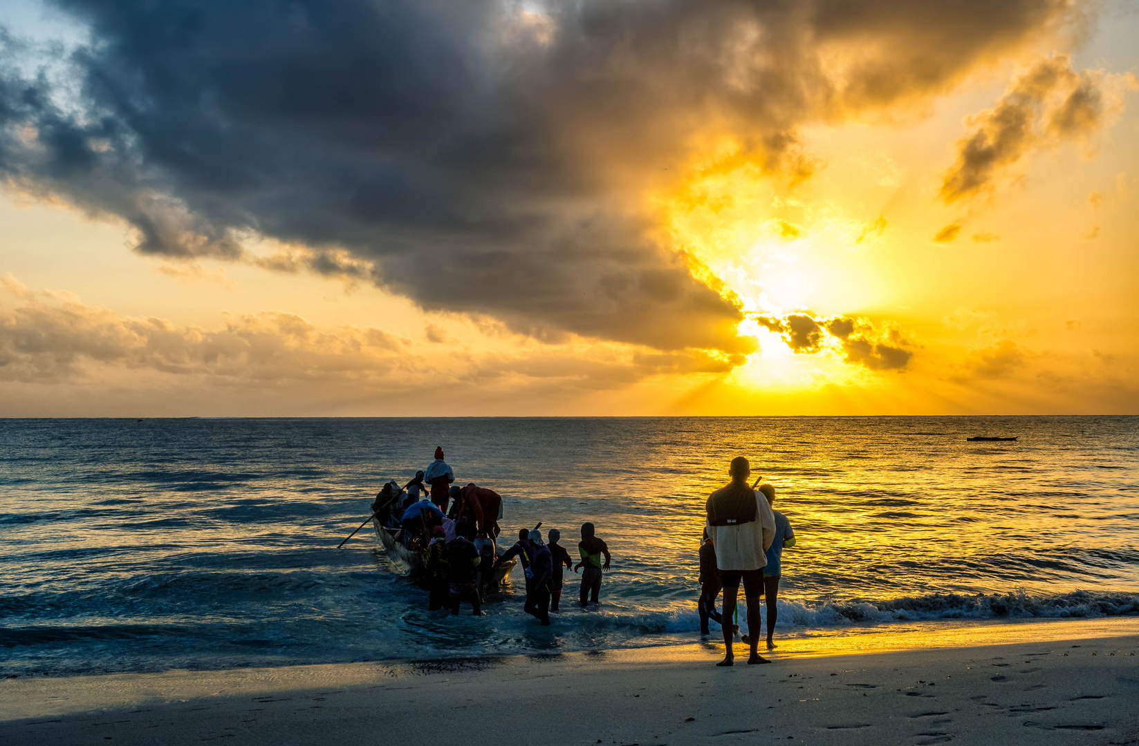 Sonnenaufgang mit Fischerboot