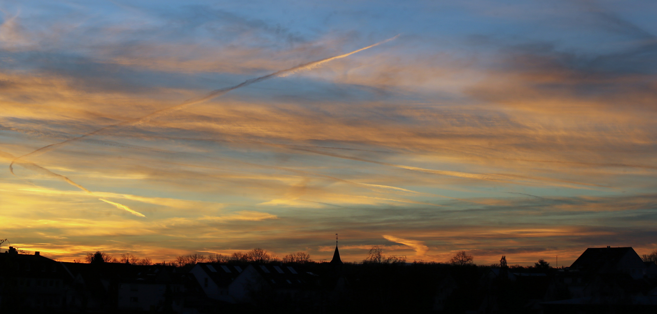 Sonnenaufgang mit "Flugspuren"