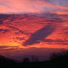 Sonnenaufgang mit großer Wolke unter der Wolkendecke