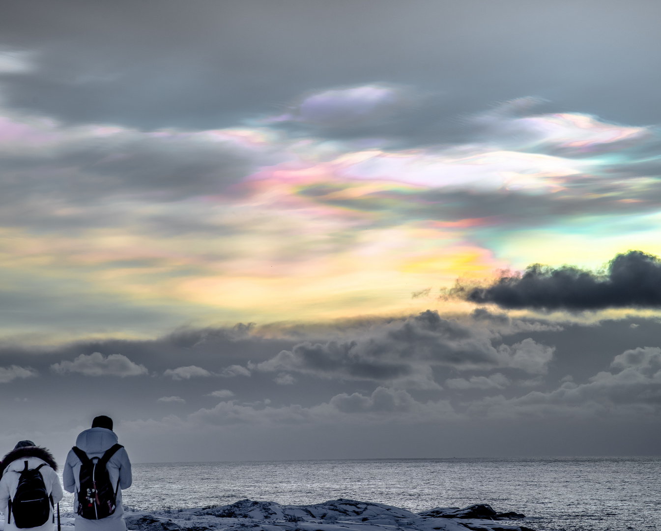 Sonnenaufgang mit Halo-Erscheinungen in Reine, Lofoten 