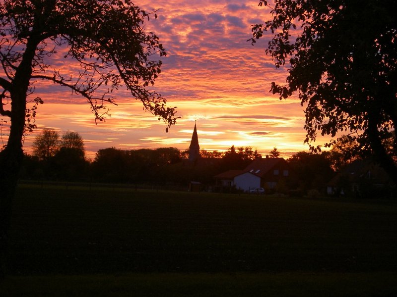 Sonnenaufgang mit Kirchturm
