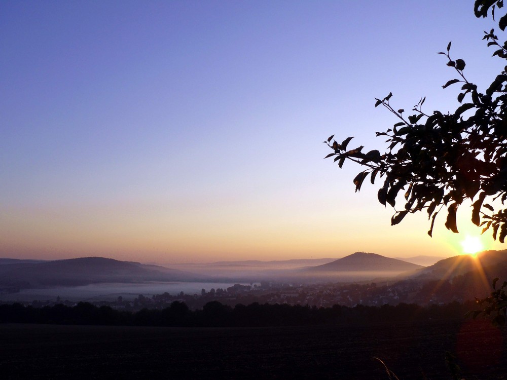 Sonnenaufgang mit kühler Nebelstimmung im Werratal