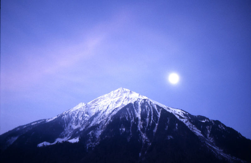 Sonnenaufgang mit Mond