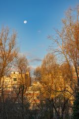 Sonnenaufgang mit Mond am Himmel