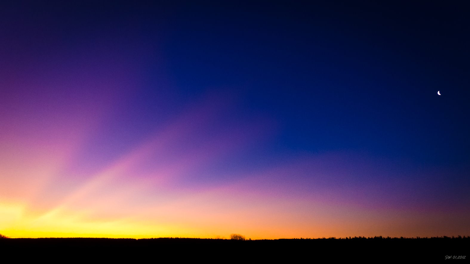 Sonnenaufgang mit Mondleuchten