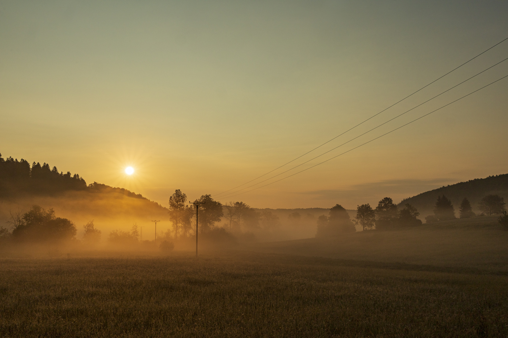 Sonnenaufgang mit Nebelschwaden