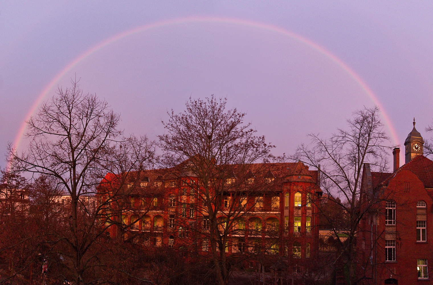 Sonnenaufgang mit Regenbenbogen