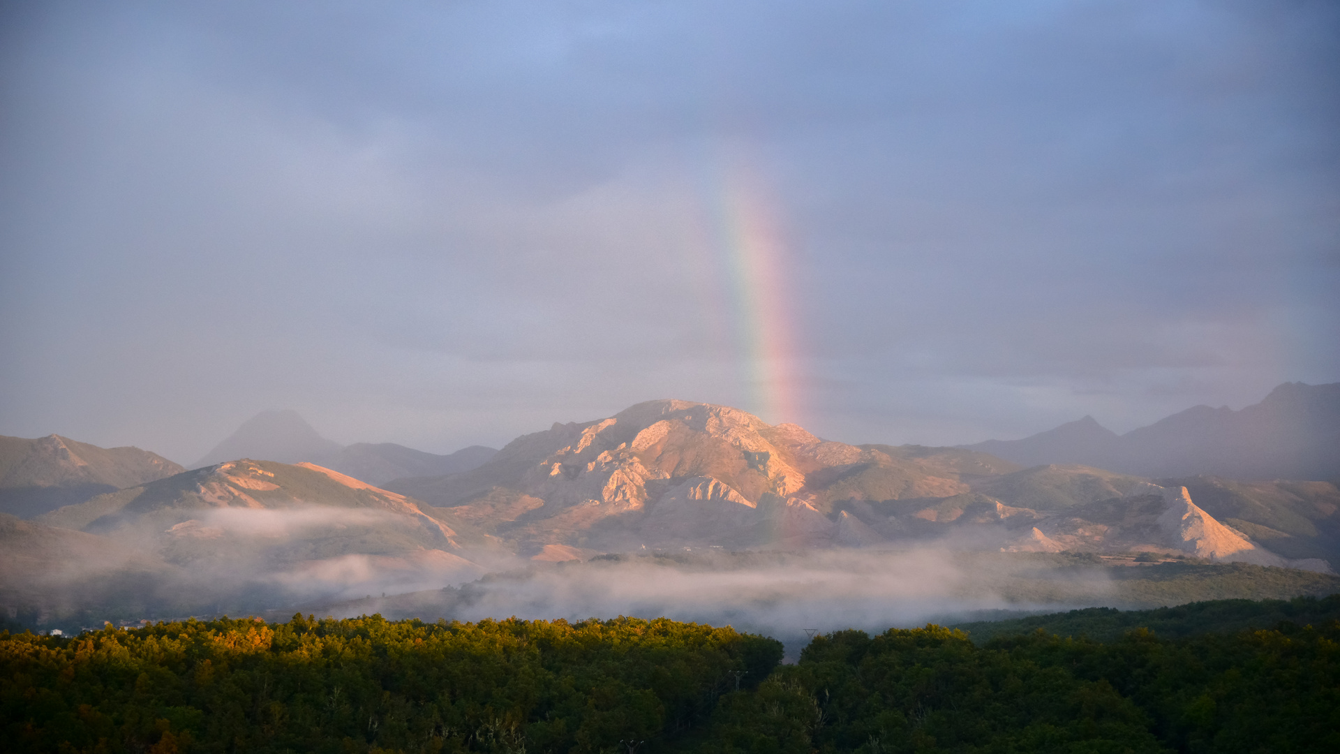 Sonnenaufgang mit Regenbogen