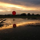 Sonnenaufgang mit rotem Ballon