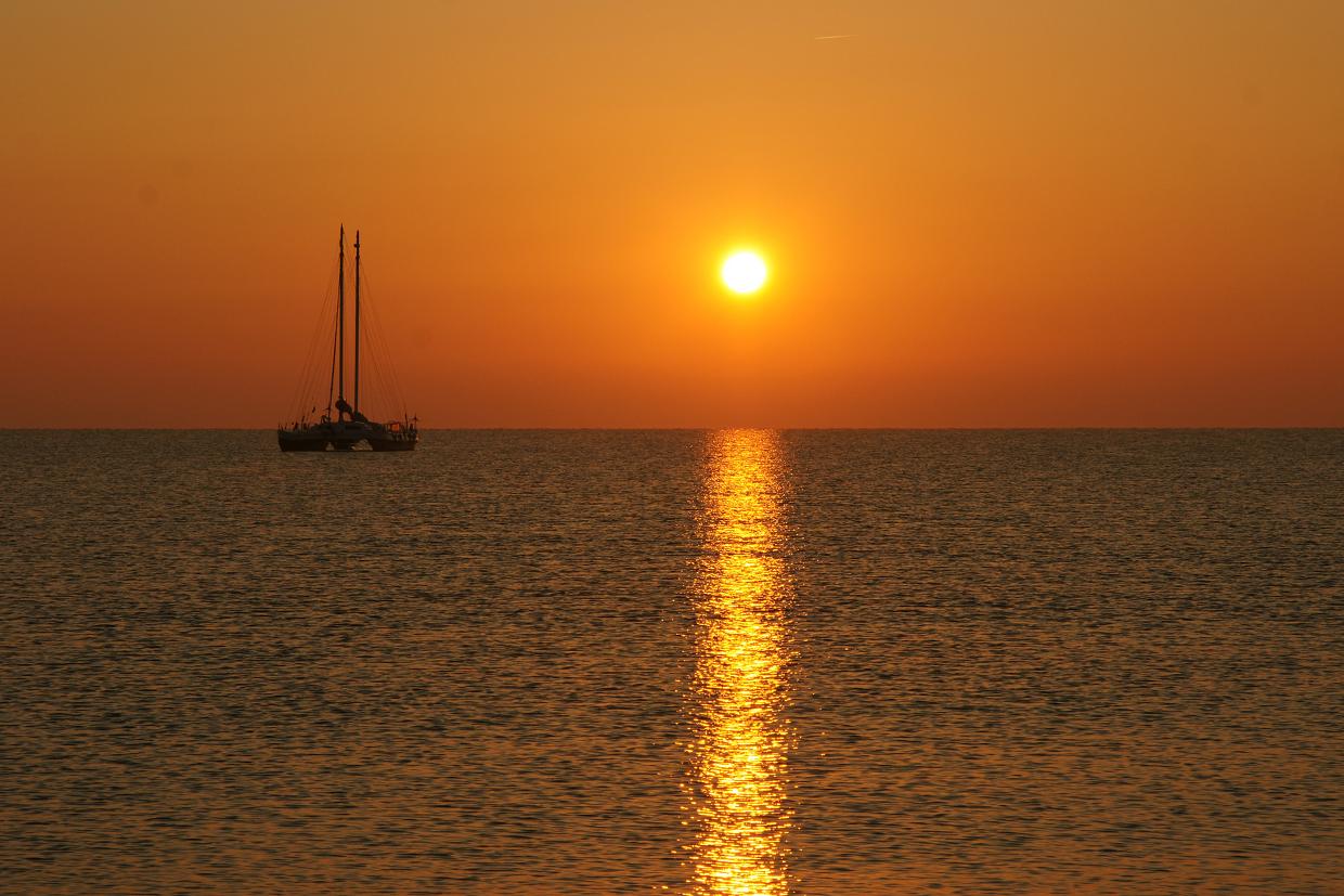 Sonnenaufgang mit Schiff