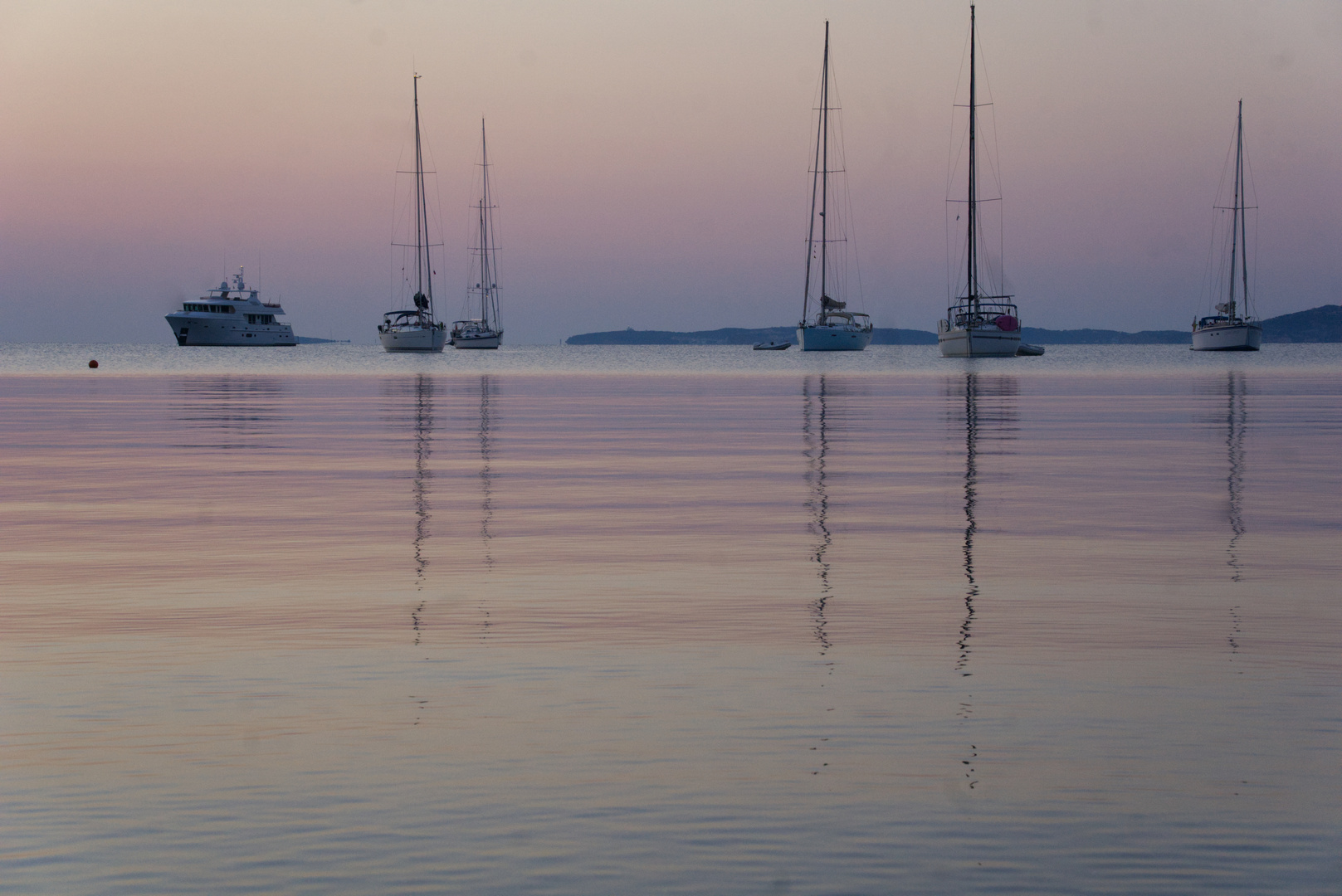 Sonnenaufgang mit Segelbooten