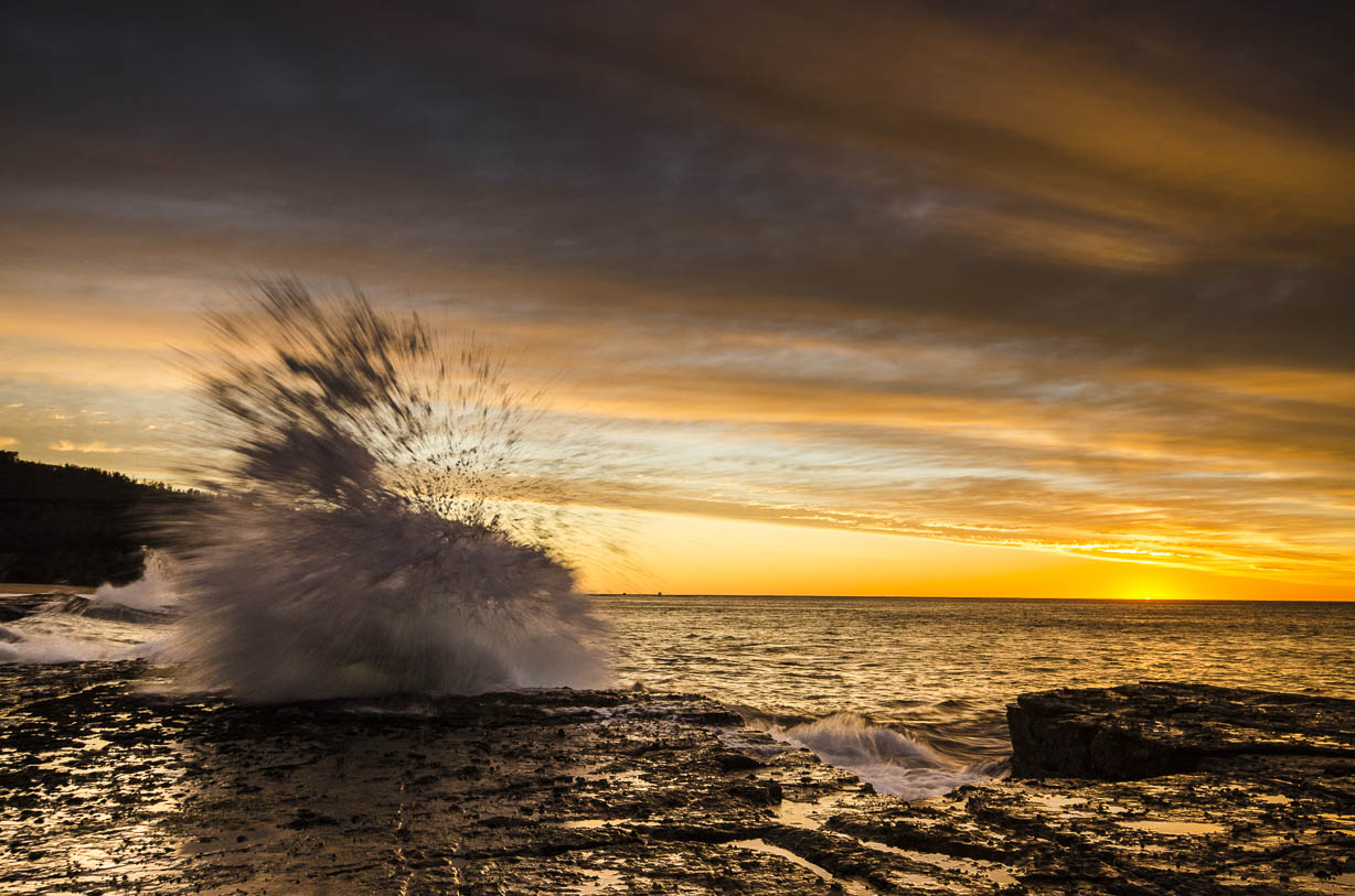 Sonnenaufgang mit Wellen an den Northern Beaches