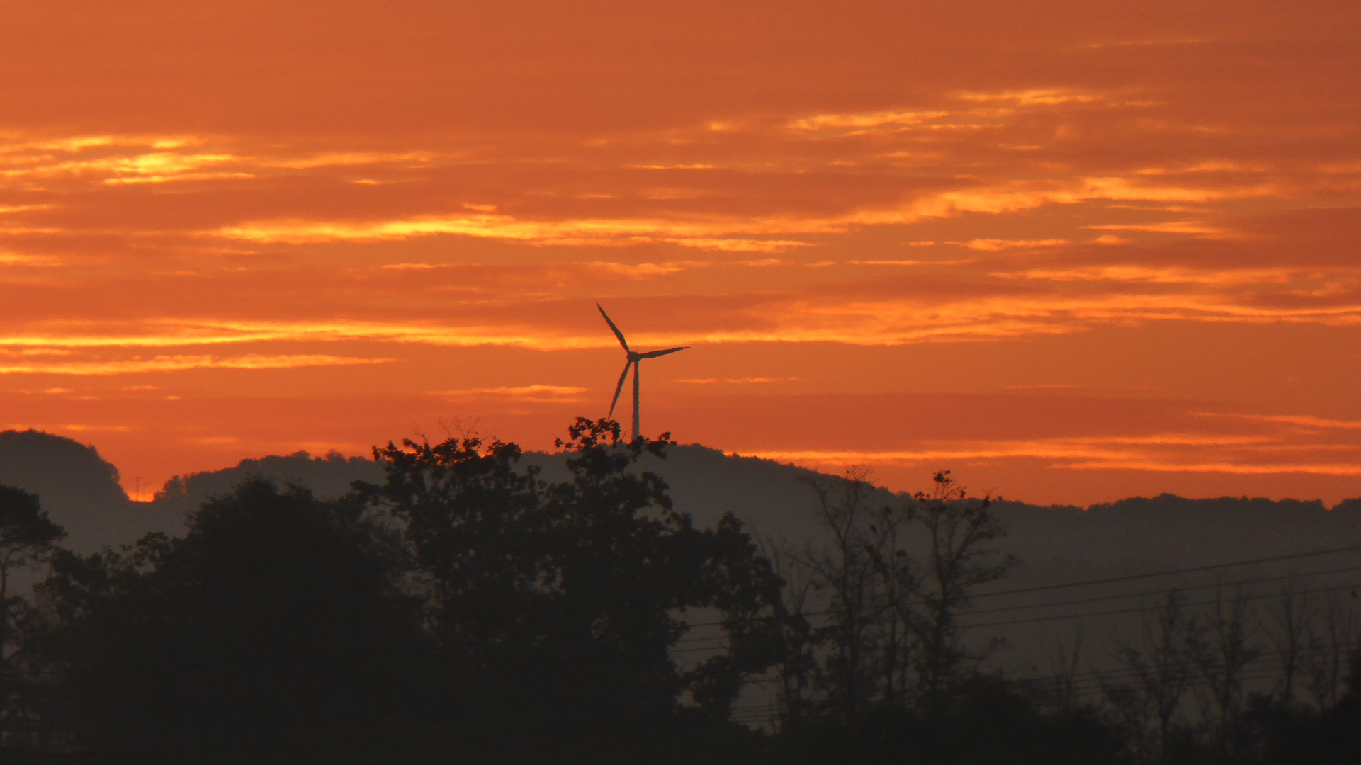 Sonnenaufgang mit Windrad