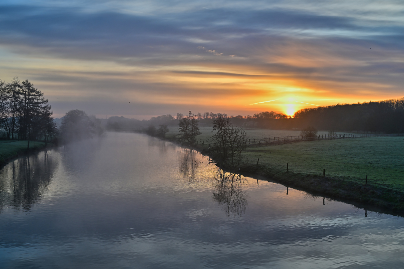 Sonnenaufgang mit Wolken und Nebel 