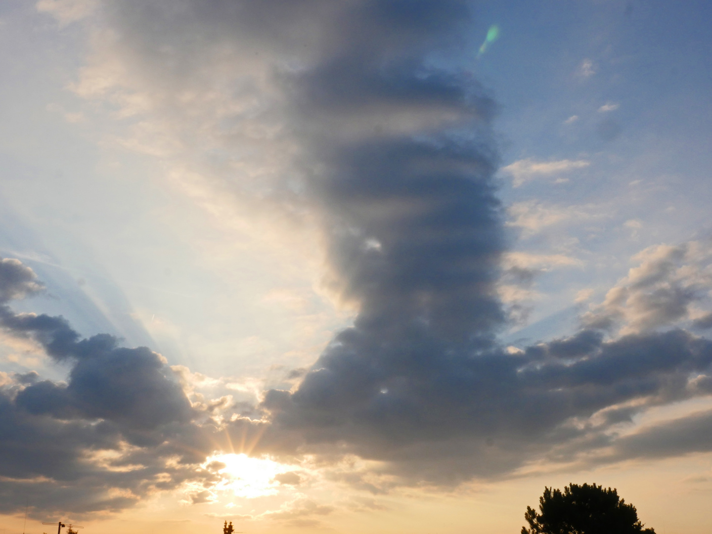 Sonnenaufgang mit Wolkenmäntelchen