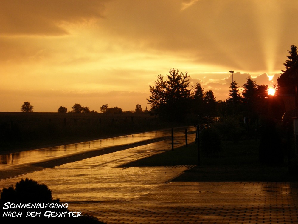 Sonnenaufgang nach einem Gewitter im Sommer