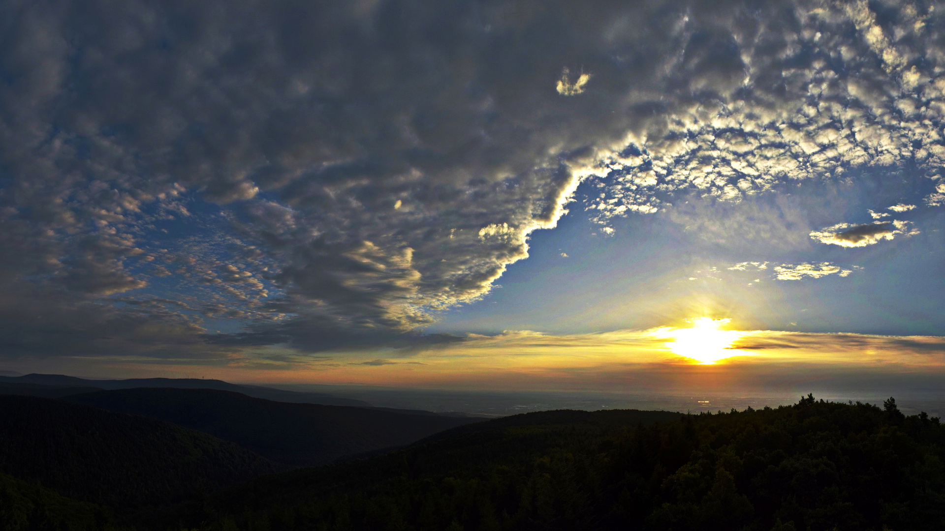 Sonnenaufgang nach gewittriger Nacht