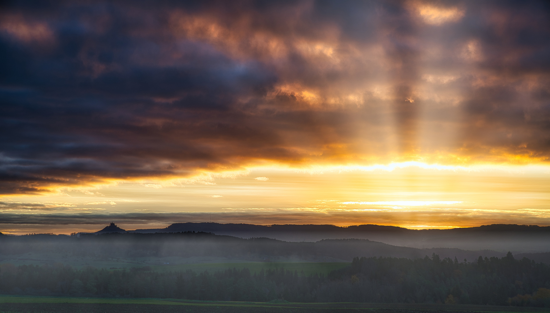 Sonnenaufgang neben der Burg Hohenzollern