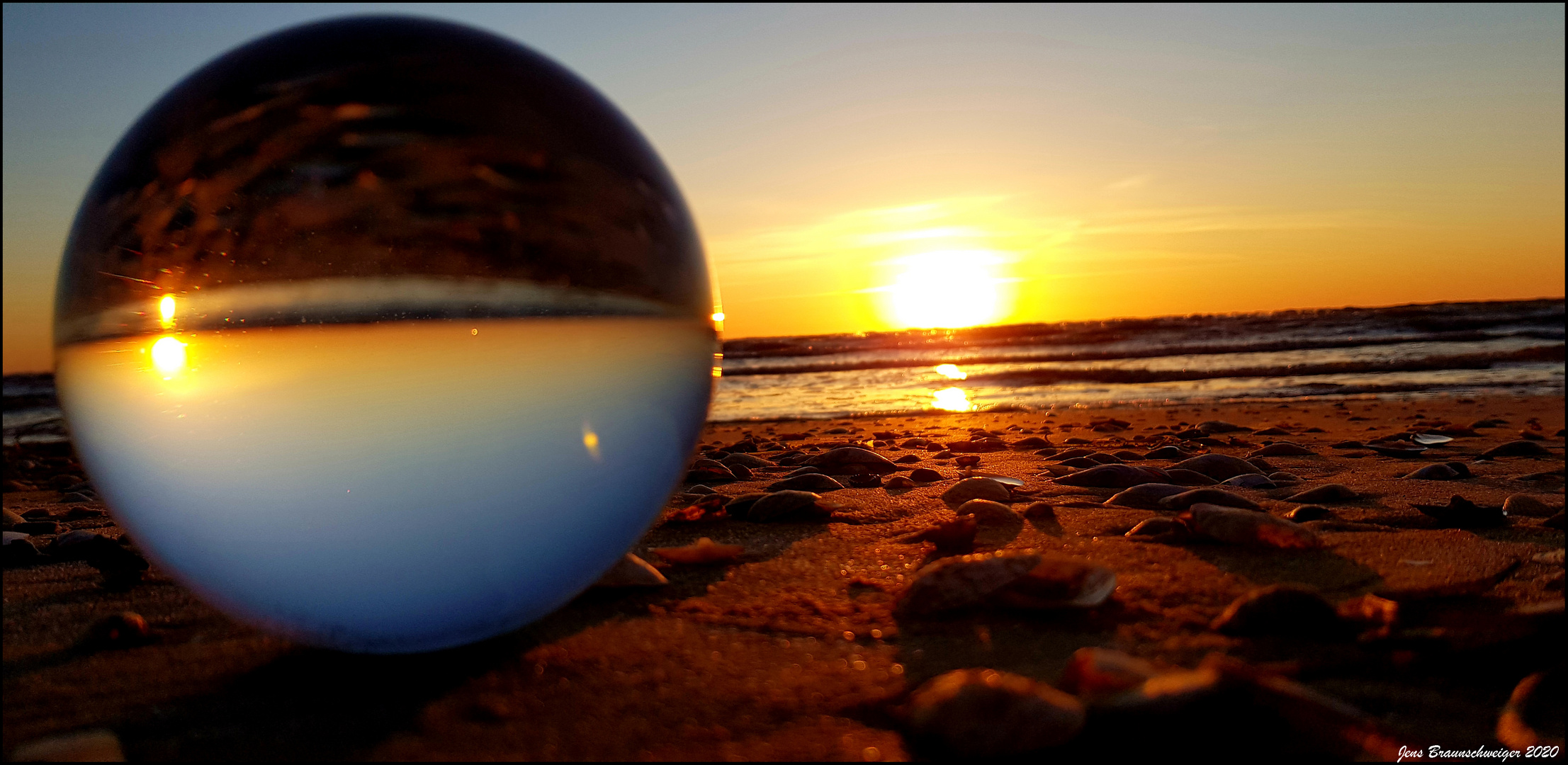 Sonnenaufgang neben der Kugel