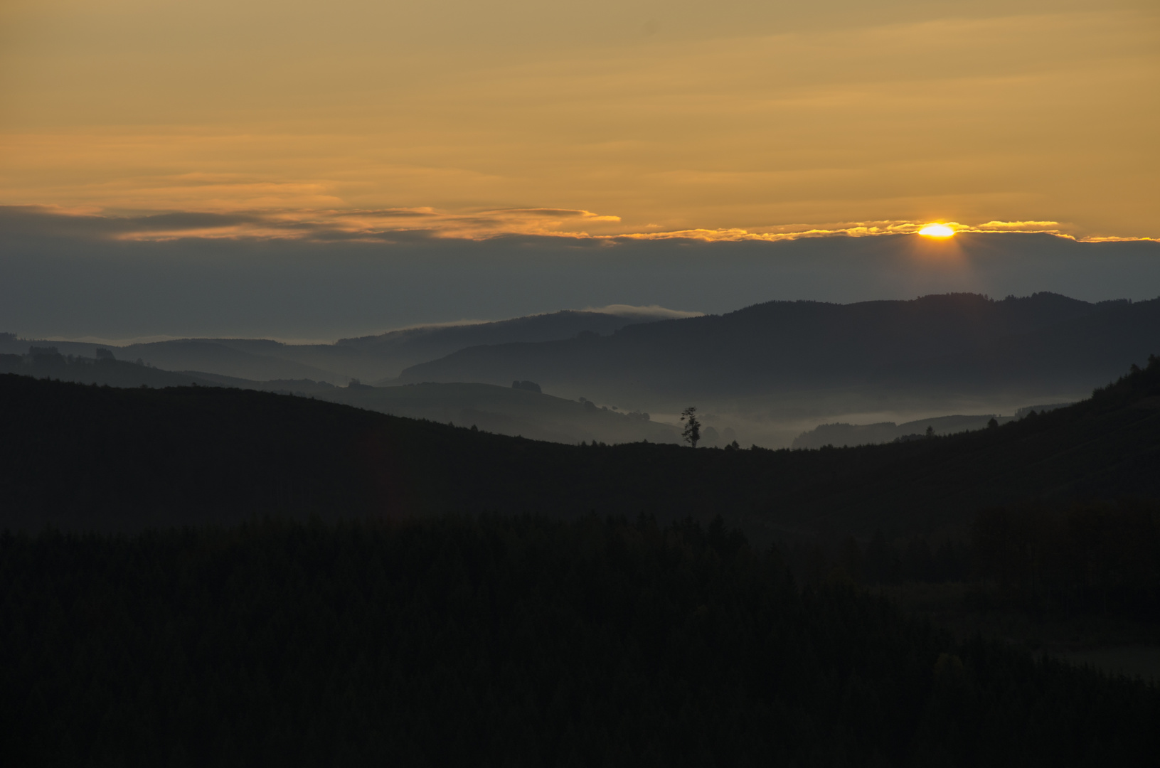 Sonnenaufgang oberhalb von Mönekind (Gemeinde Schmallenberg)