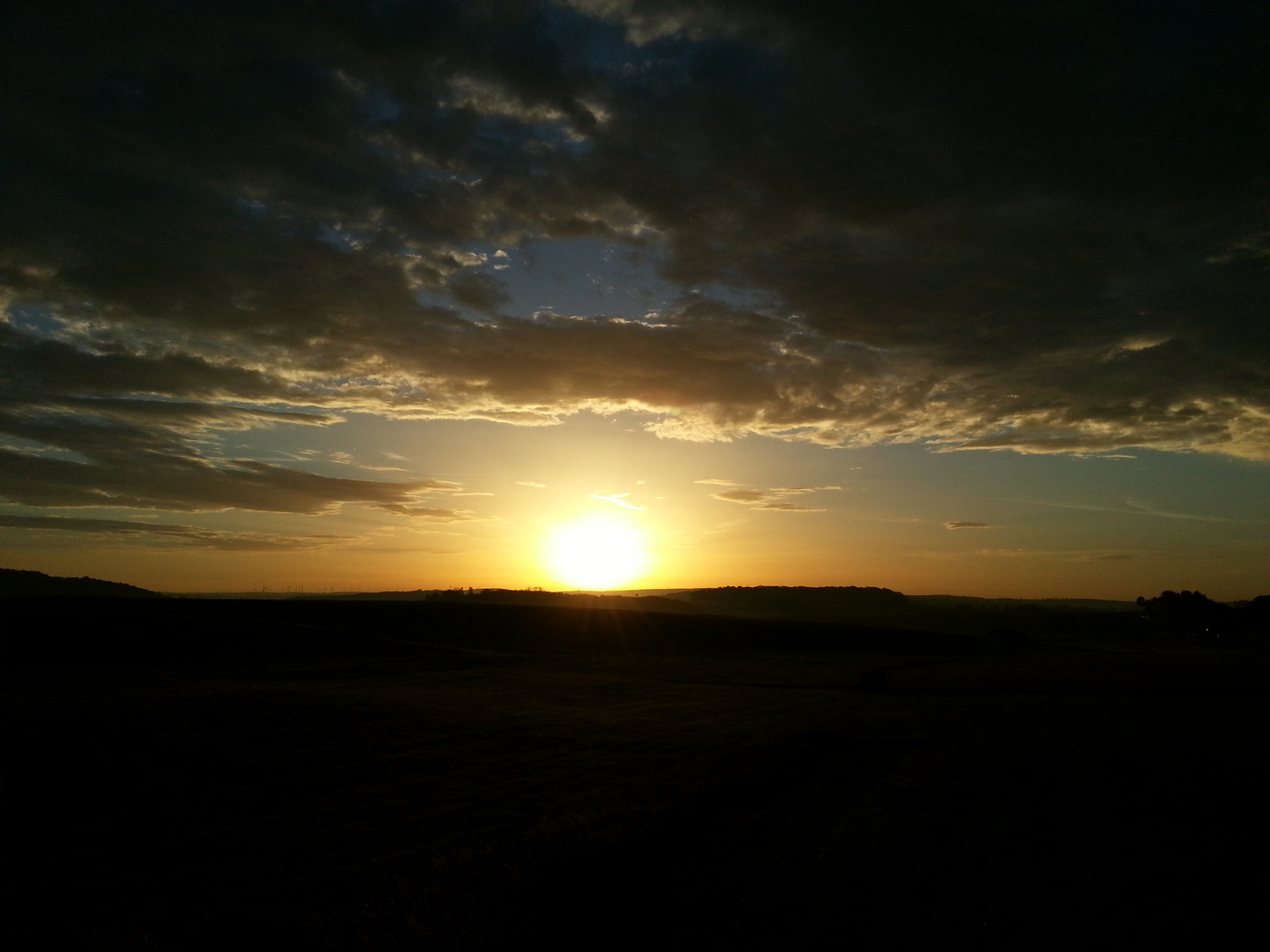 Sonnenaufgang rechts der Autobahn