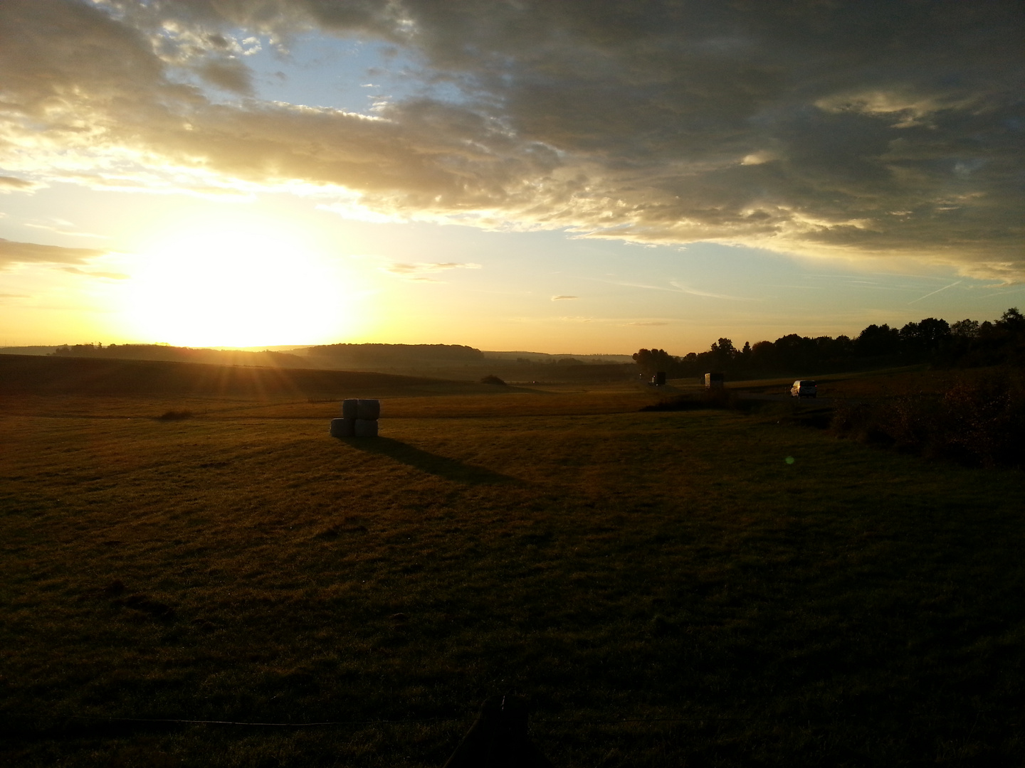 Sonnenaufgang rechts der Autobahn II