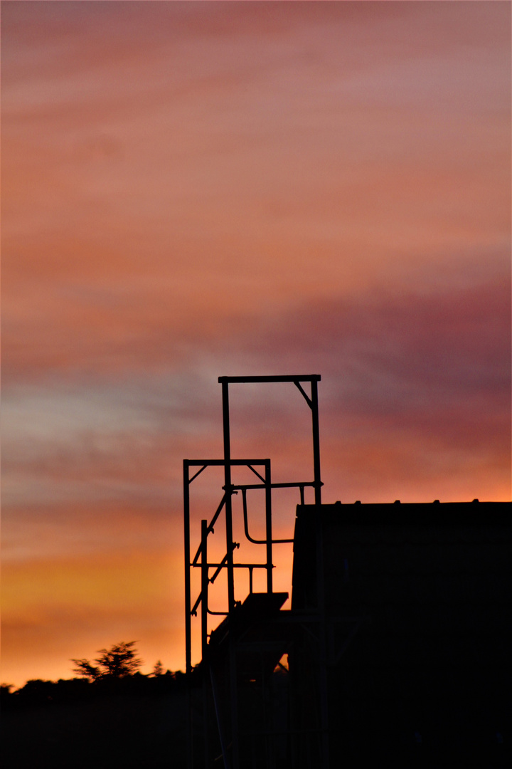 Sonnenaufgang trifft auf Baustelle