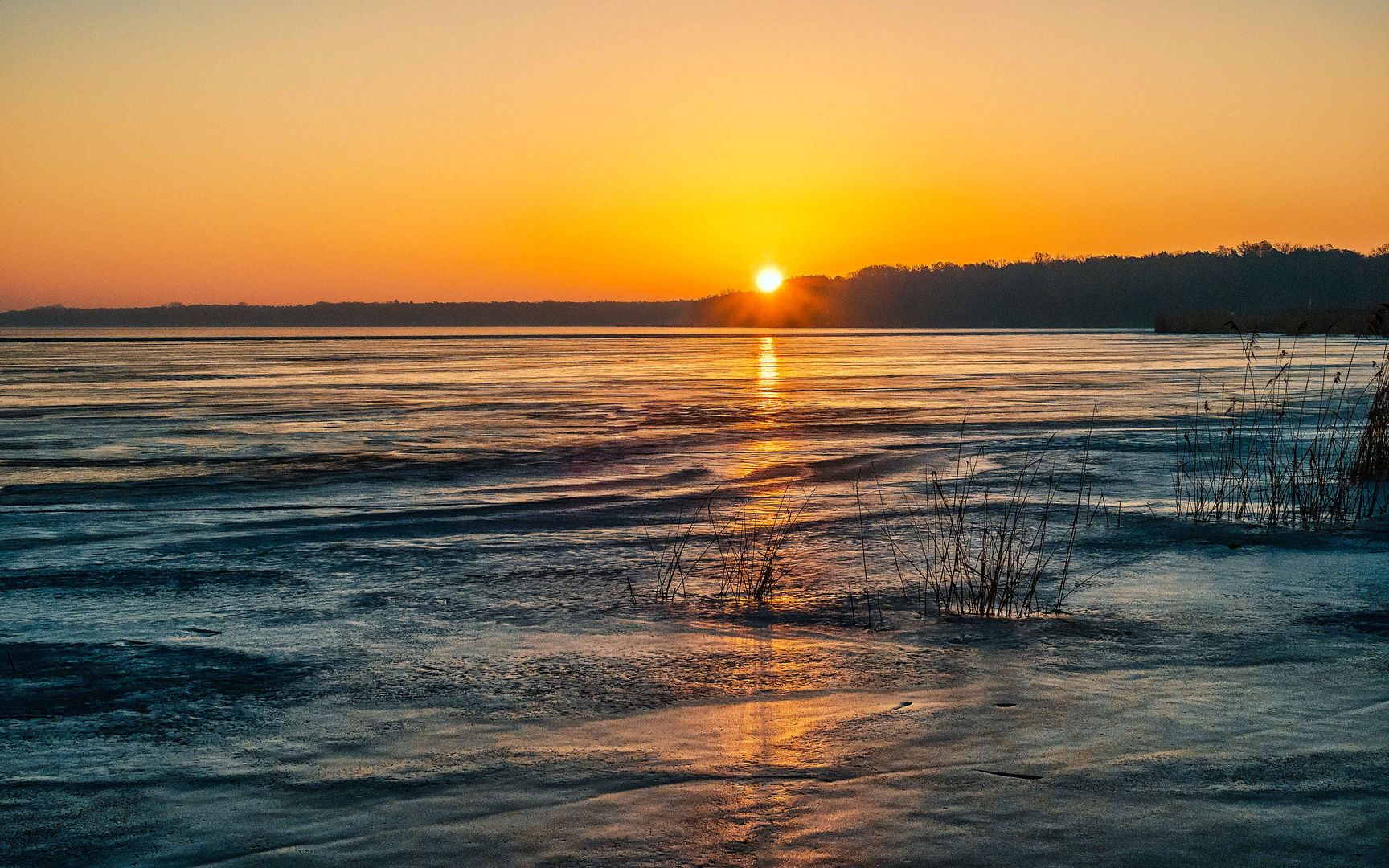 Sonnenaufgang über angefressenem Eis 2