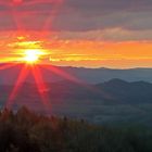 Sonnenaufgang über Bukova hora mit dem markanten Sendeturm in Böhmen...
