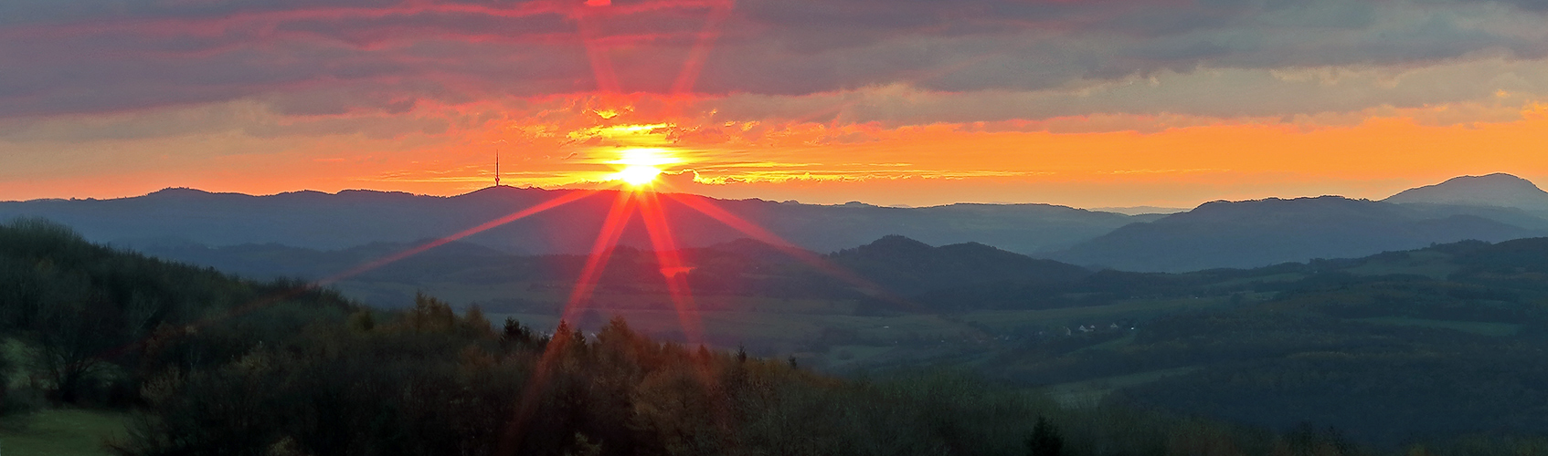 Sonnenaufgang über Bukova hora mit dem markanten Sendeturm in Böhmen...