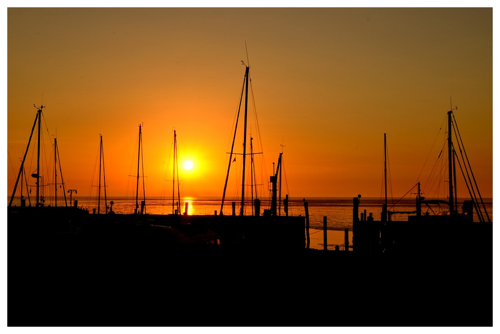 Sonnenaufgang über Dänemark (Sylt Braderup Hafen)